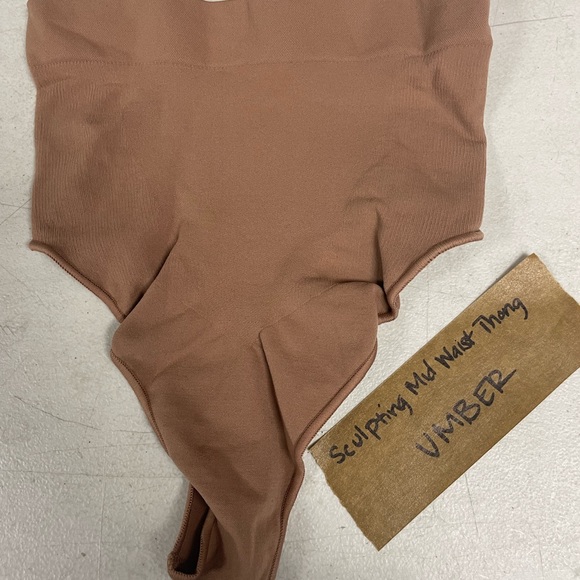 SKIMS - SCULPTING MID WAIST THONG - Picture 4 of 6